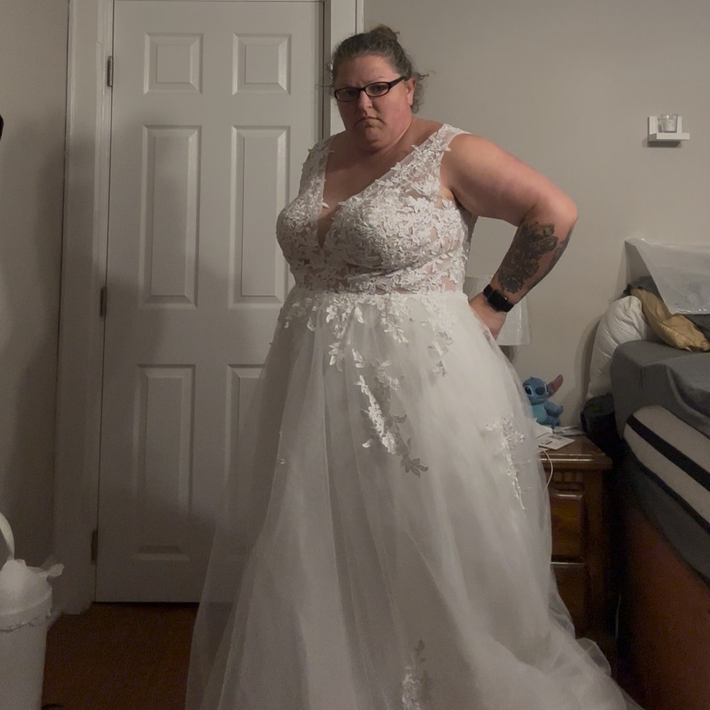 Elegant White Lace Wedding Dress - Picture 1 of 3